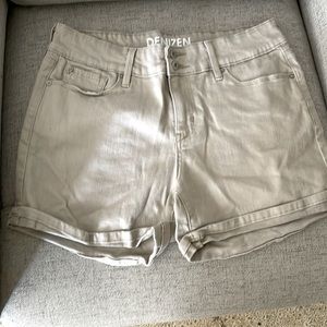 Denizen Levi’S shorts . Size 8. 98% cotton